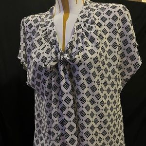 Super cute tie front black and white blouse